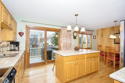 831 S Cleburne Ave, Bartlett, IL 60103 photo 5