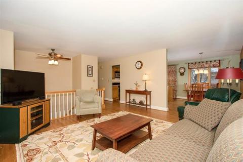 831 S Cleburne Ave, Bartlett, IL 60103 photo 4