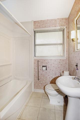 927 Monroe Dr, Freeport, IL 61032 photo 9
