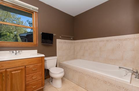 2071 E Parkview Cir, Hoffman Estates, IL 60169 photo 15
