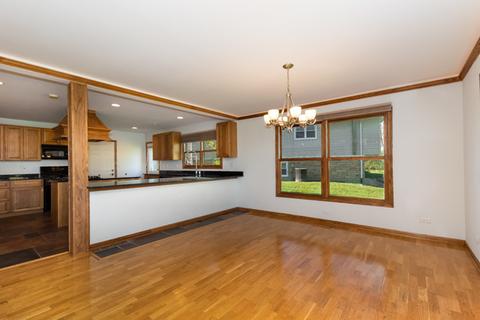 2071 E Parkview Cir, Hoffman Estates, IL 60169 photo 3