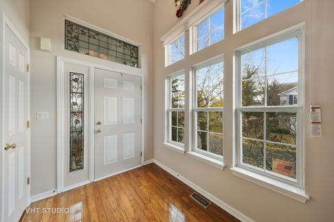 6660 Snug Harbor Dr, Willowbrook, IL 60527 photo 2