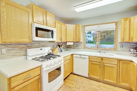 1310 Cherry Wood Ct, Algonquin, IL 60102 photo 8