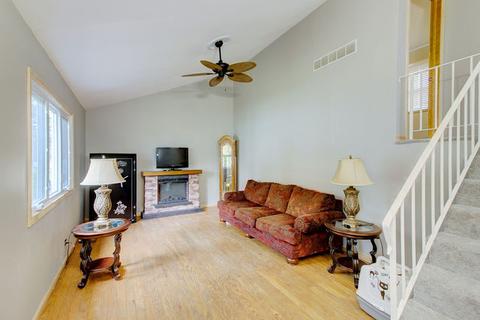 1310 Cherry Wood Ct, Algonquin, IL 60102 photo 4