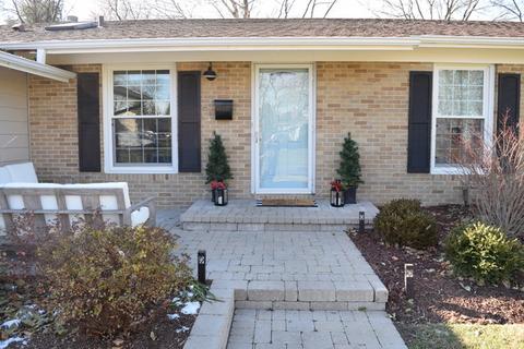 3990 N Firestone Dr, Hoffman Estates, IL 60192 photo 2