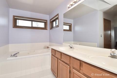 35 Ivanhoe Ln, Cary, IL 60013 photo 9