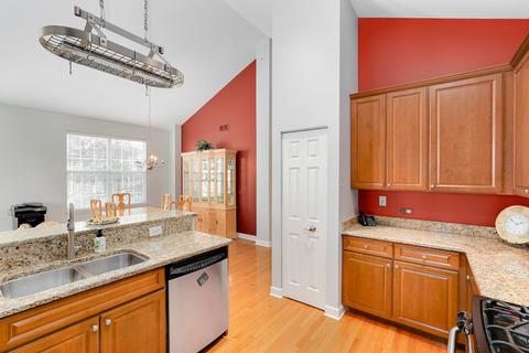 370 Broadmoor Ln, Bartlett, IL 60103 photo 9