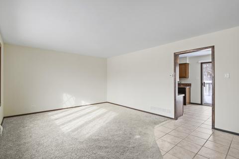 976 Hyacynth Ln, Bartlett, IL 60103 photo 3
