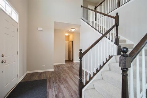 5763 Chatham Dr, Hoffman Estates, IL 60192 photo 2