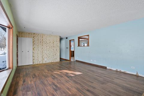 355 Illinois Blvd, Hoffman Estates, IL 60169 photo 4