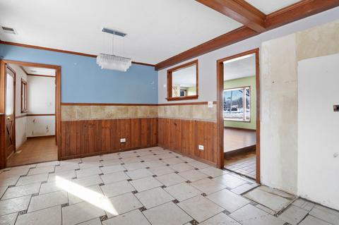 355 Illinois Blvd, Hoffman Estates, IL 60169 photo 9