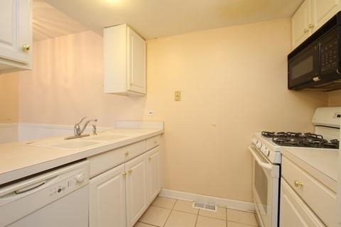 1908 Kenilworth Cir #C, Hoffman Estates, IL 60169 photo 6