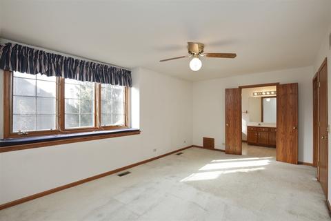 936 Ascot Dr, Elgin, IL 60123 photo 8