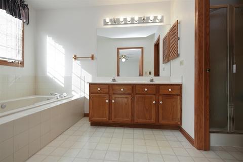 936 Ascot Dr, Elgin, IL 60123 photo 9