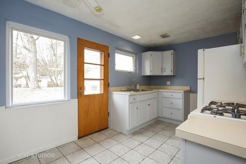 390 Vincent Pl, Elgin, IL 60123 photo 4