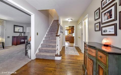 313 Queens Pkwy, Bartlett, IL 60103 photo 2