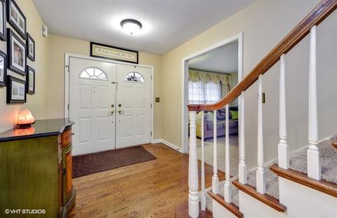 313 Queens Pkwy, Bartlett, IL 60103 photo 3