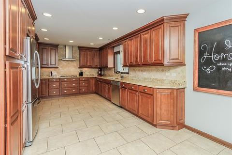 445 E Walnut St, Roselle, IL 60172 photo 5