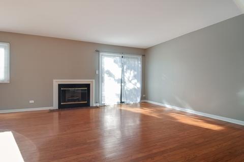 1080 Heathrow Ct, Wheaton, IL 60189 photo 2