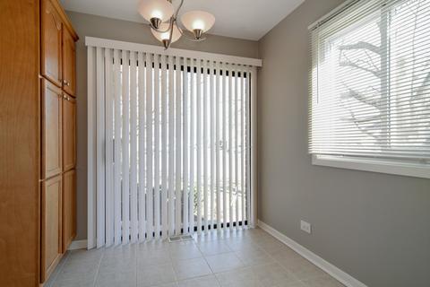 1080 Heathrow Ct, Wheaton, IL 60189 photo 6