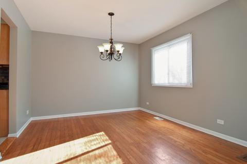 1080 Heathrow Ct, Wheaton, IL 60189 photo 4