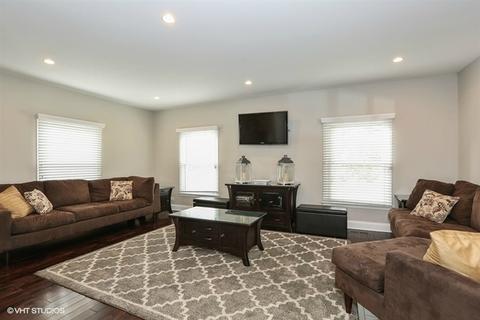 6239 Bentley Ave, Willowbrook, IL 60527 photo 2
