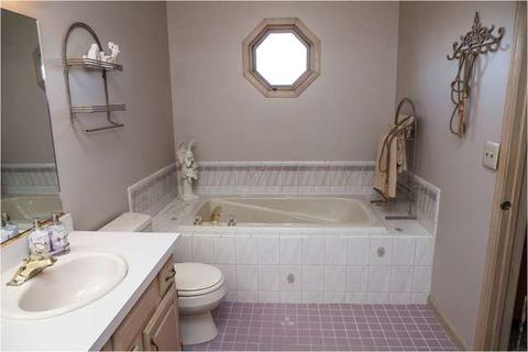 942 Stonehaven Dr, Elgin, IL 60124 photo 16