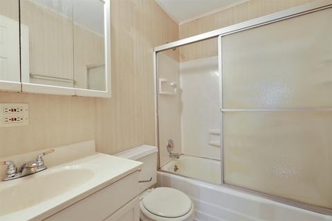 2218 Manor Ln, Mchenry, IL 60051 photo 9
