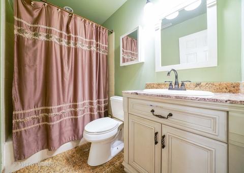 1061 Emerald Dr, Aurora, IL 60506 photo 9