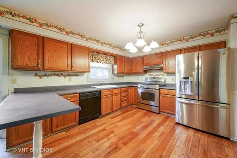 1061 Emerald Dr, Aurora, IL 60506 photo 2