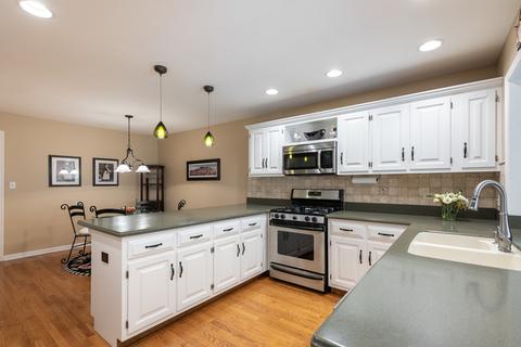 2121 Hallmark Ct, Wheaton, IL 60187 photo 9