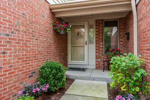 2121 Hallmark Ct, Wheaton, IL 60187 photo 2