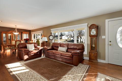 670 Frederick Ln, Hoffman Estates, IL 60169 photo 2