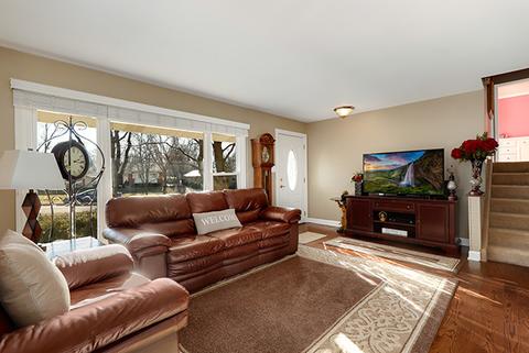 670 Frederick Ln, Hoffman Estates, IL 60169 photo 3