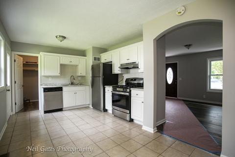 105 Circle Dr E, Montgomery, IL 60538 photo 2