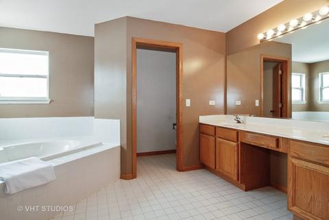2570 Biltmore Cir, Aurora, IL 60503 photo 13