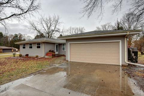 302 Pershing Ct E, Philo, IL 61864 photo 2