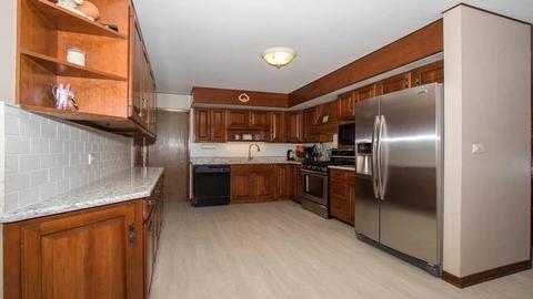 350 Ambleside Rd, Des Plaines, IL 60016 photo 4