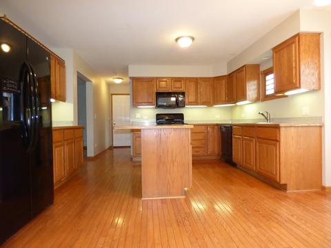 703 Suzanne Ct, Spring Grove, IL 60081 photo 4