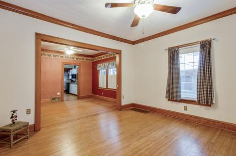 17 N Commonwealth Ave, Elgin, IL 60123 photo 2