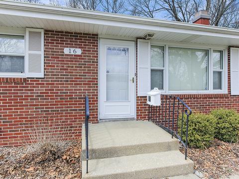 16 Hawthorne Dr, Normal, IL 61761 photo 2