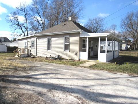 1018 E Washington St, Clinton, IL 61727 photo 2