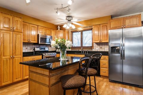 1000 Concord Ln, Hoffman Estates, IL 60192 photo 2