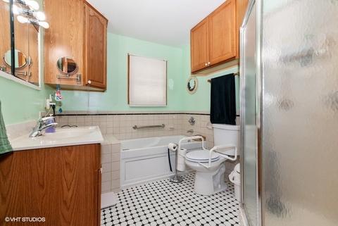 993 Meadow Ln, Elgin, IL 60123 photo 7
