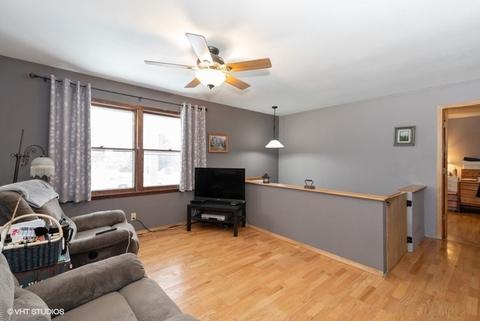 993 Meadow Ln, Elgin, IL 60123 photo 2