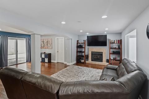 318 Central Ave, Willowbrook, IL 60527 photo 2