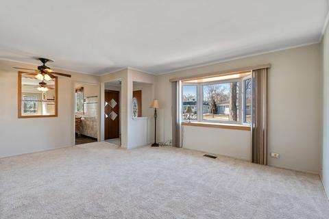 125 W Wayne Pl, Wheeling, IL 60090 photo 2