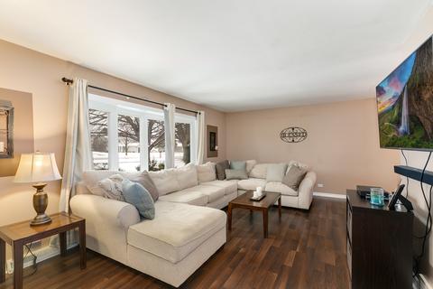 1020 Apple Valley Dr, Bartlett, IL 60103 photo 4