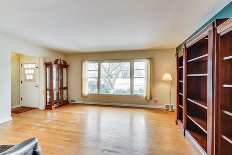719 S Gables Blvd, Wheaton, IL 60189 photo 3