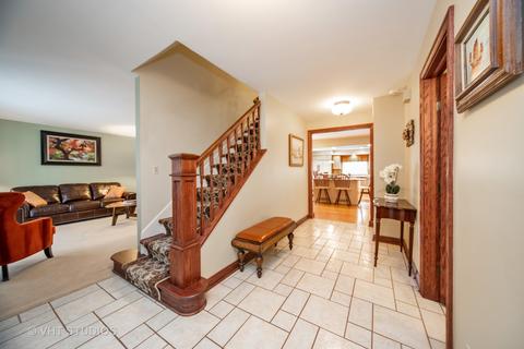 1131 Warwick Cir N, Hoffman Estates, IL 60169 photo 5